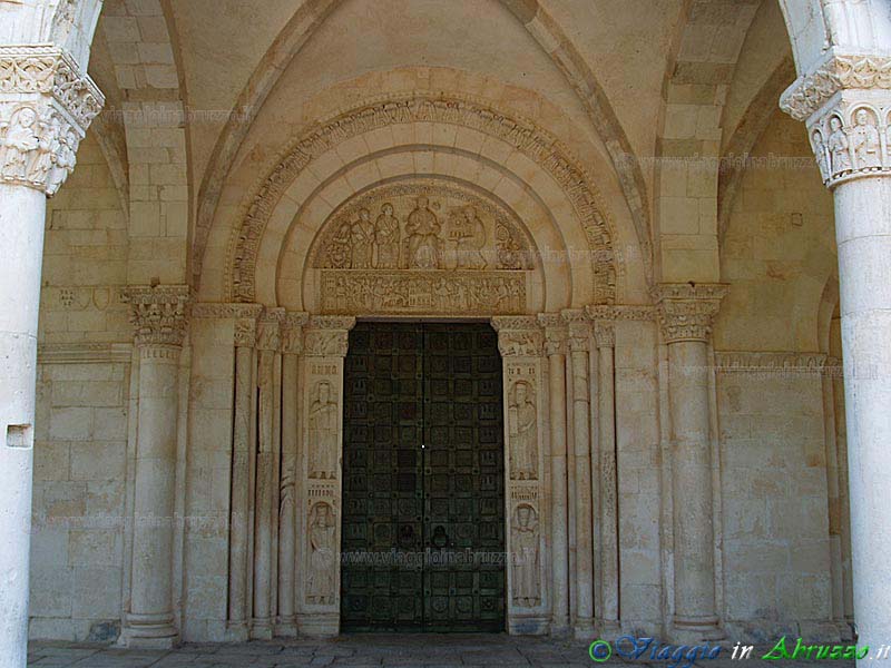 18-P6140645+.jpg - 18-P6140645+.jpg - Il portale centrale della storica abbazia di S. Clemente a Casauria (IX sec.).